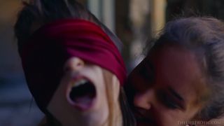 Lesbianas Beata Undine y Emily J se masturban hasta el orgasmo