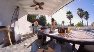 Dos morenas y dos tíos practican sexo a cuatro bandas en porno VR