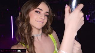 Pequeña Nikki Nicole baila se burla y masturba delante de un cliente