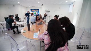 En RedTube, la joven negra quiere que le coman el coño en el bingo