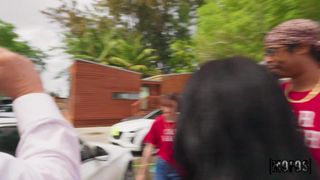 Shrooms Q no puede controlar su coño cachondo en el lavado de coches