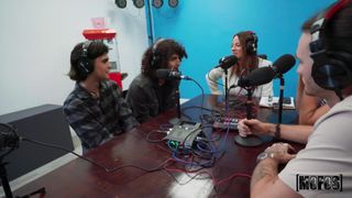 Tras la entrevista radial a ella le dan ganas de masturbarse allí