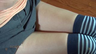 Una bella mujer dominada, atada y esclavizada en una escena BDSM