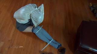 Una bella mujer dominada, atada y esclavizada en una escena BDSM Una bella mujer dominada, atada y esclavizada en una escena BDSM