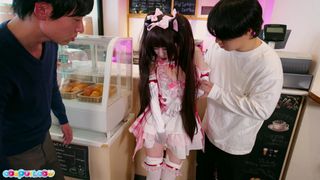 Ria Kurumi trabaja en una pastelería mostrando el coño y disfrazada