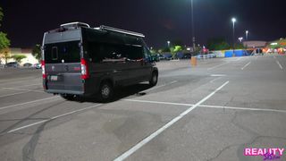 Morena de pechos pequeños folla en diversas posiciones en la van