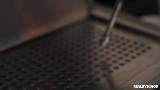 La MILF Sandy le come el coño a la camarera Lola detrás del mostrador