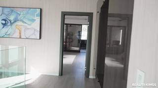 Ricky folla a Ameena por la espalda mientras May le chupa el coño