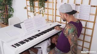 Barbie Rous no puede dejar de mirar la gran polla caliente de Juan