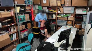 Por haber robado en la tienda deberá pagar con su cuerpo.