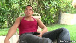 El negro está dentro esperando para romperle el culo a este latino. El negro está dentro esperando para romperle el culo a este latino.