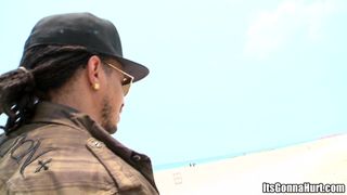 Joven tiene su culo apretado y estirado por una enorme polla negro