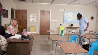 Lolly Dames se sorprende cuando ve la gran polla negra de Mighty Dee