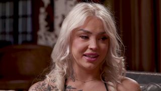 Nichole y Abby se comen los coños mutuamente luego Joey se les une