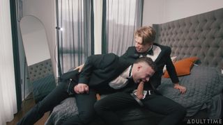 Leo Louis lame el culo apretado del novio Marcus McNeil antes de la boda