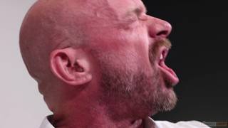 Joven que chupa polla y quiere darle su culo al médico