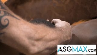 Adrian Hart abre su culo para que el DILF Lance Charger