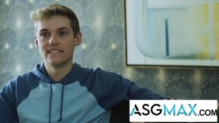 El joven Jack finalmente deja que su padrastro Killian se lo folle