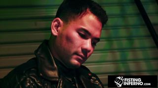 Hombre sumiso que deja que se lo follen analmente sin condón