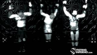 Todas se turnan para chupar y uno se agacha para que le metan el puño