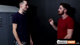 Dallas usa su enorme polla para follar la boca y el culo de Nick