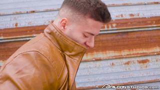 Olivier Robert follado por el musculoso Clark Delgaty al aire libre