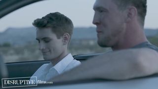 Pierce Paris lleva a Trevor Harris y le paga con una mamada deliciosa