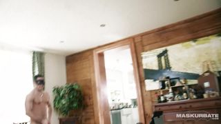 Este Enmascarado se llama Carlos y está acariciándose la polla