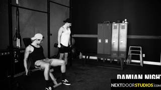 Trío gay de deportistas chupando pollas y haciendo el sexo a su manera Trío gay de deportistas chupando pollas y haciendo el sexo a su manera