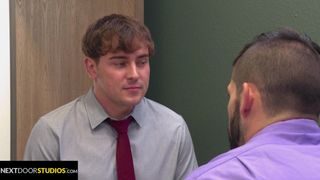 Josh se deja comer el culo por su colega gay Julian Brady!