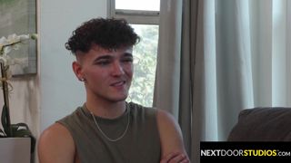 Este moreno twink es follado por el novio de su hermana