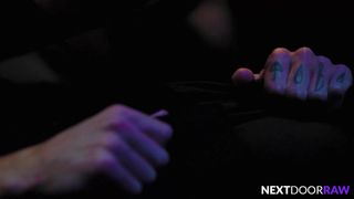 Roman Todd recibe una mamada en el callejón trasero de Theo Brady