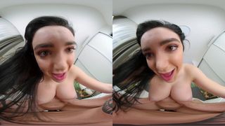La joven morena nos complace con unporno POV y en VR para sentirla