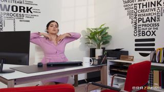 En la oficina de Brazzers siempre hay tríos sexuales como este
