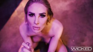 Seth ofrece a Kenzie Anne un servicio completo de follada hardcore