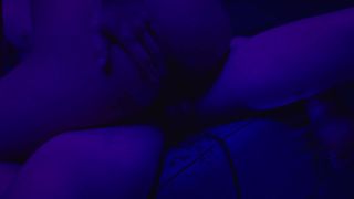 Bajo las luces de neón a ella se le enciende el cuerpo follando