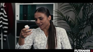 Milan Cheek y Alexa se follan con una polla falsa en la oficina