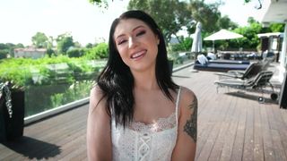 Raven Lane es la morena que se masturba al aire libre con morbo