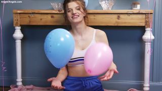 Roni se prepara para su cumpleaños con ganas de masturbarse desnuda