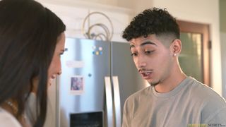 La típica milf que tiene ganas do corromper a un joven con su cuerpo