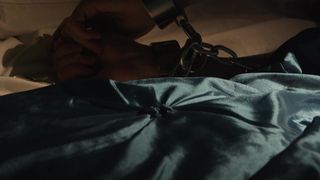 Una Milf pelirroja sensual sola en cama en un porno BDSM con cadenas