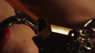 Una Milf pelirroja sensual sola en cama en un porno BDSM con cadenas Una Milf pelirroja sensual sola en cama en un porno BDSM con cadenas