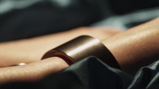 Una Milf pelirroja sensual sola en cama en un porno BDSM con cadenas