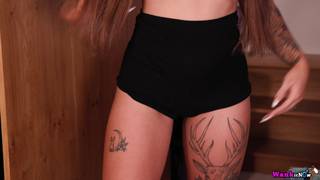 Chloe Good es una Joven Cachonda Masturbándose con Dildo