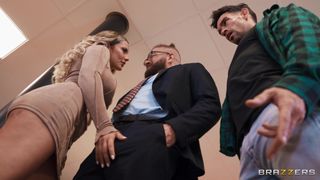 La rubia Kenia Music se arrodilla y chupa la polla de Xander