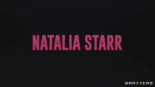 La enfermera Natalia Starr ayuda a Damion Dayski chupándole el pene