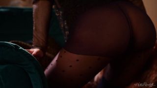Se ve divino el cuerpo de la chica cuando se desnuda para masturbarse