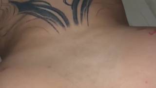 Una escort chupa sensualmente y es sodomizada al estilo perrito