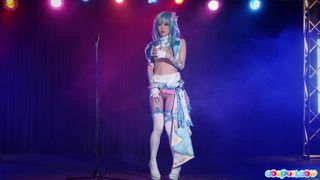 Verás a una orgullosa cosplayer japonesa llamada Ria Kurumi