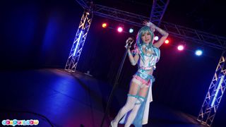Verás a una orgullosa cosplayer japonesa llamada Ria Kurumi